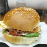 HAMBURGUESA DE MILANESA DE POLLO