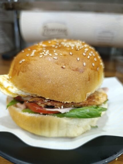 HAMBURGUESA DE MILANESA DE POLLO